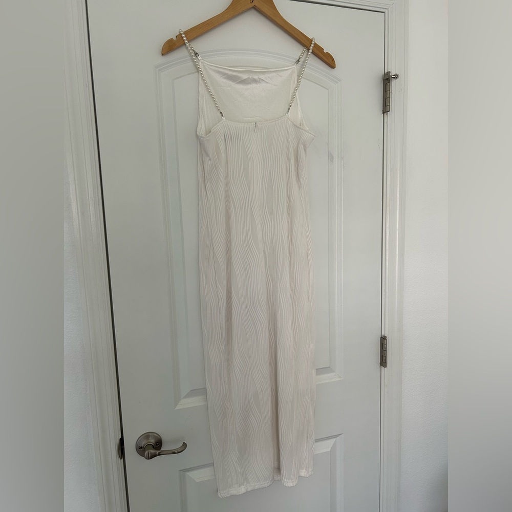 White Ripple Texture Body-con Dress - Picture 6 of 9